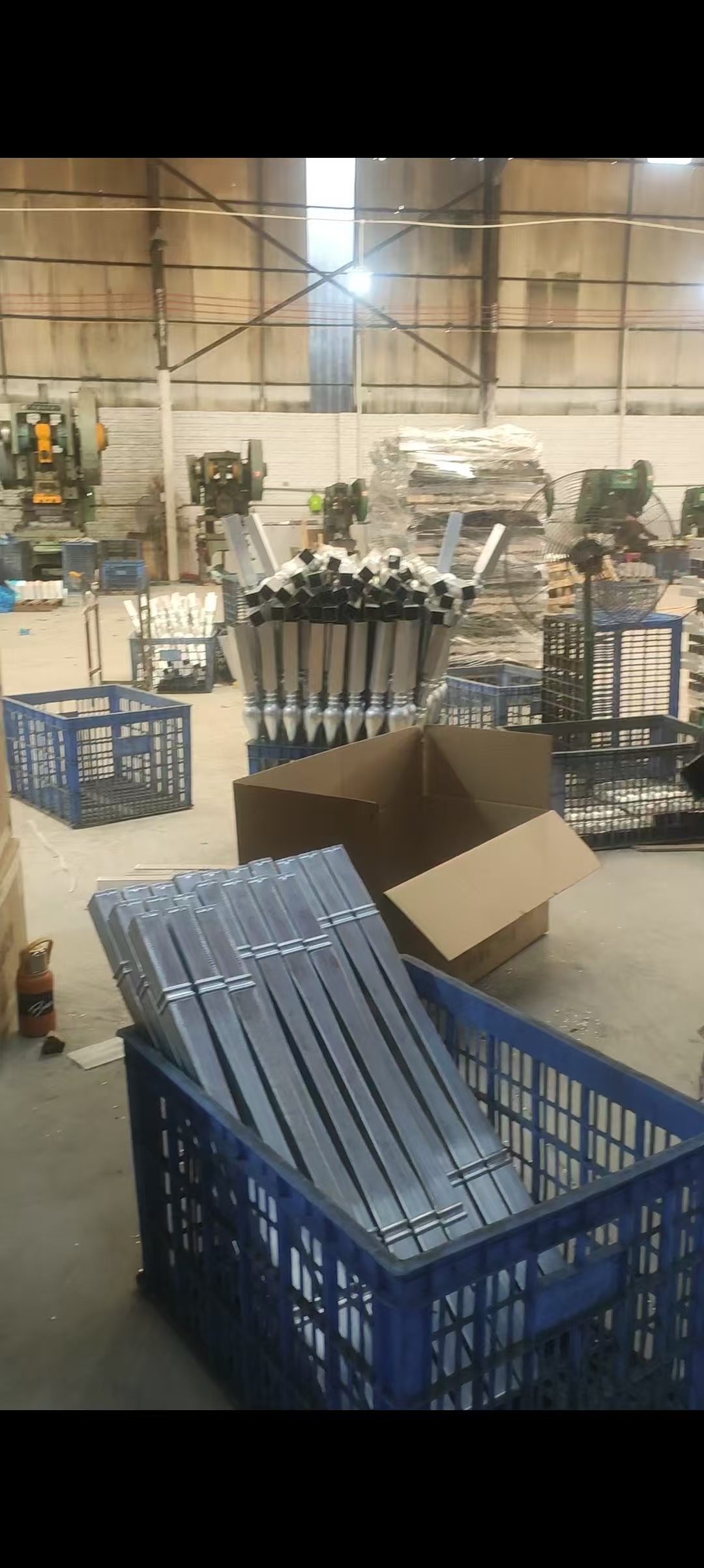 4 铝合金罗马柱激光焊接机现场图