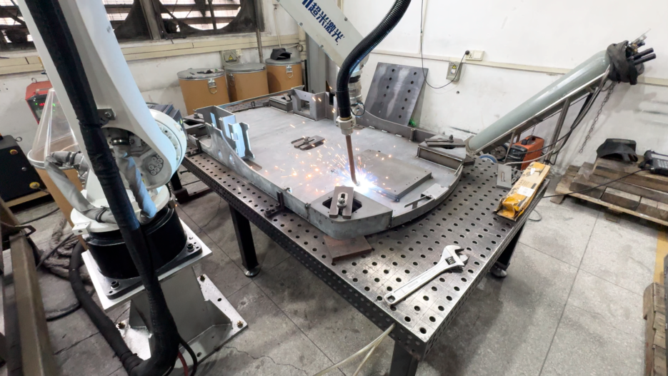 二保焊机器人焊接汽车底盘现场